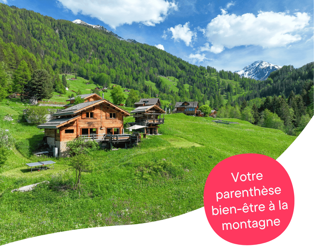 Chalets en bois dans un paysage de montagne ensoleillé – Votre pause bien-être au cœur des Alpes