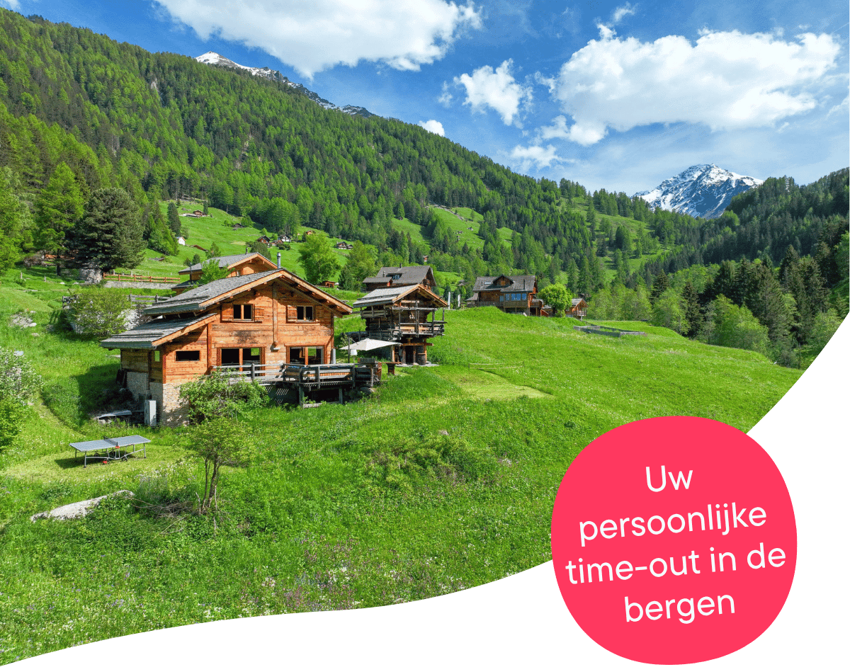 Houten chalets in een zonnig berglandschap – Uw persoonlijke vakantie in de bergen