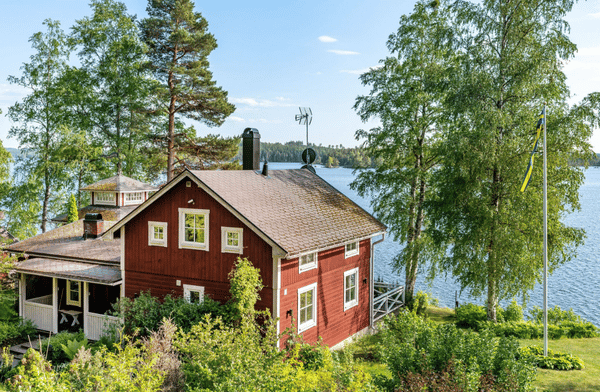 Maison de vacances rouge au bord d’un lac entourée de forêt – Réserver dès maintenant une escapade nature