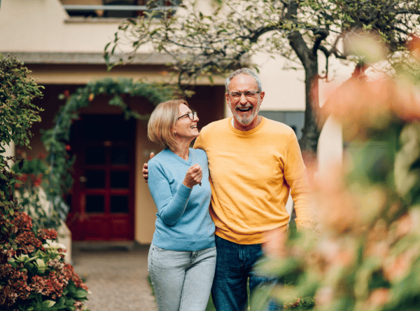 Couple dans le jardin d’une maison de vacances – Réservez un séjour romantique à deux